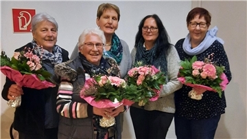Renate Siefken (Mitte) bedankte sich bei ihren Vorstandskolleginnen Monika Klein-Obeth, Antje Gebauer, Karin Strietzel-Gerdes und Barbara Entrich (von links) für die im vergangenen Jahr geleistete Arbeit.