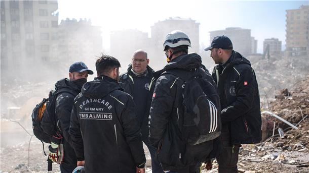 Deutsche Bestatter bergen Tote in der Türkei René Stawinski (hinten, M), leitet das Team der Organisation „Deathcare“ aus Deutschland: Ehrenamtliche Bestatter helfen, dass die Opfer des Erdbebens begraben werden können.