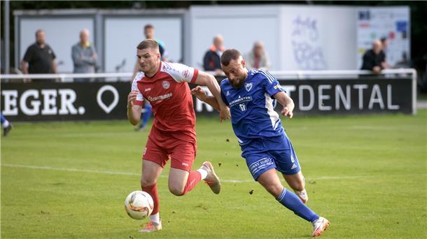 Reno-Jan Janssen vom ESC (links) im Zweikampf mit Toni Hennen (6, LTS).