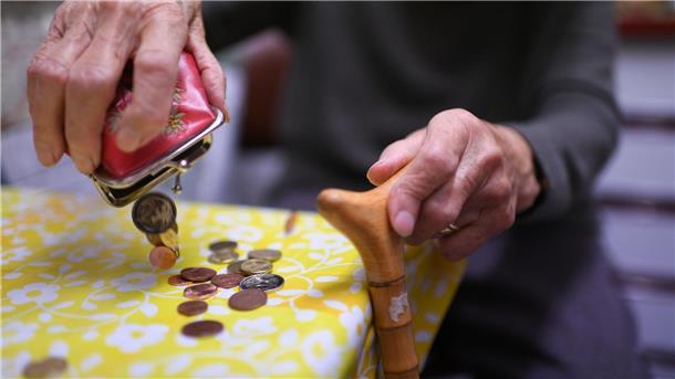 Viele Rentner finanziell am Limit Rentenhaushalte haben in Deutschland weniger Einkommen zur Verfügung als andere Haushalte.