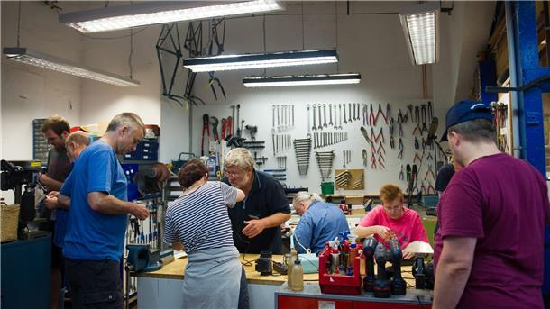 Kriegen wir wieder hin: Niedersachsen fördert Repair Cafés Repair Cafés sollen für ihre Unterstützung für Verbraucher selbst auch gefördert werden. (Archivbild)