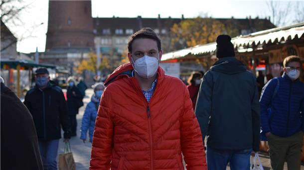 Reporter Jens Gehrke schaut sich auf dem Wochenmarkt in Bremerhaven-Geestemünde um, ob er Maskenmuffel entdeckt.