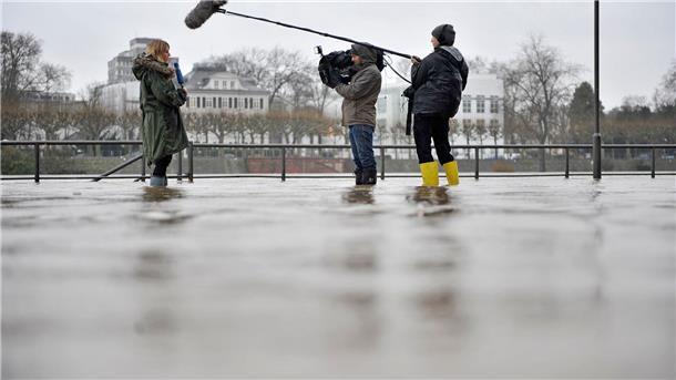 Auf Demos angegriffen Reporter müssen auch bei schlechtem Wetter raus, wenn es wichtig ist zu berichten.