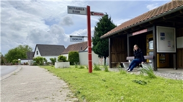 Reporterin Katja Gallas testet die erste – und einzige – Mitfahrerbank in der Gemeinde Wurster Nordseeküste.