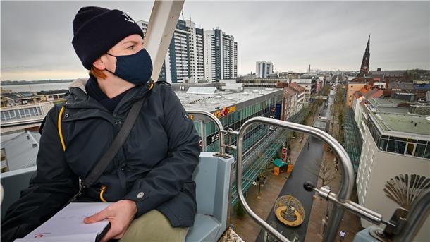 Reporterin Maike Wessolowski fährt trotz Höhenangst mit Otfried Hanstein in dessen Europa-Riesenrad auf dem Theodor-Heuss-Platz.