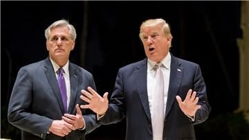 Republikaner Kevin McCarthy (l) hinterfragt die Ukraine-Hilfen in Milliardenhöhe.