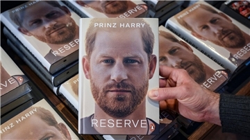 „Reserve“, die Biografie von Prinz Harry liegt zum Verkauf bereit.