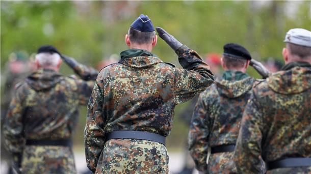 Reservisten salutieren bei einem Appell in der Fürst-Wrede-Kaserne in München. (Archivaufnahme)