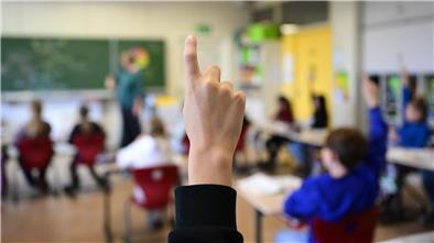 Schüler melden sich in einer Klasse. Ein Bremerhavener Lehrer sagt, dass nur ein Fünftel der Schüler in seiner Klasse die Hausaufgaben machen.
