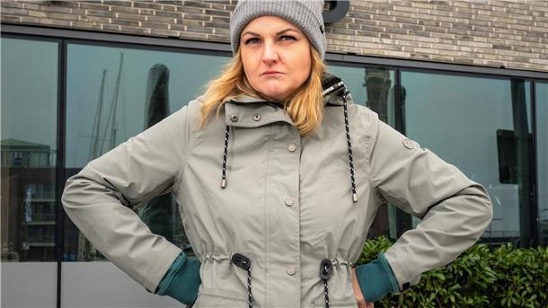 Frau sitzt nachdenklich vor einem Restaurant