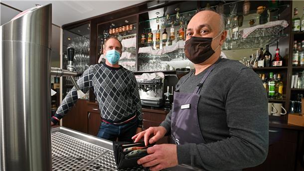 Restaurantleiter Hakan Tekinersoy (rechts) im Pier 6 mit Inhaber Steffen Heumann während des Lockdowns: Der Außer-Haus-Verkauf ist nur ein Trostpflaster.