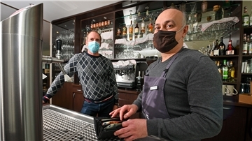 Restaurantleiter Hakan Tekinersoy (rechts) im Pier 6 mit Inhaber Steffen Heumann während des Lockdowns: Der Außer-Haus-Verkauf ist nur ein Trostpflaster.