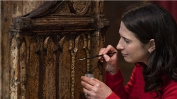 Restauratorin Krista Blessley arbeitet in der Westminster Abbey am Krönungsstuhl von König Charles.