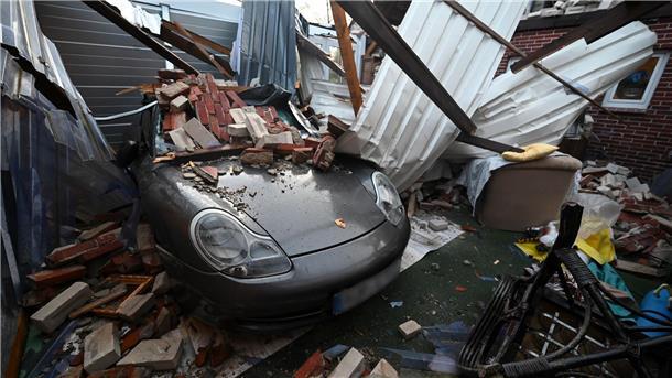 Zahl der Sturm- und Hagelschäden enorm gestiegen Reste eines eingestürzten Daches liegen nach dem Orkan „Zeynep“ auf einem Porsche.