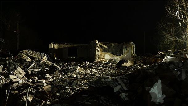 Krieg gegen die Ukraine: So ist die Lage Reste eines zerstörtes Gebäudes stehen nach einem russischen Raketenangriff in dem Dorf Hroza.