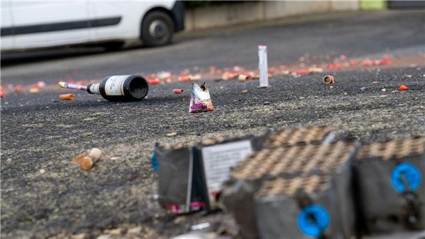 Silvesternacht: Viele Einsätze bei „typischen Verstößen“ Reste vom Feste: Auf einer Straße liegen abgebrannte Böller und Raketen.