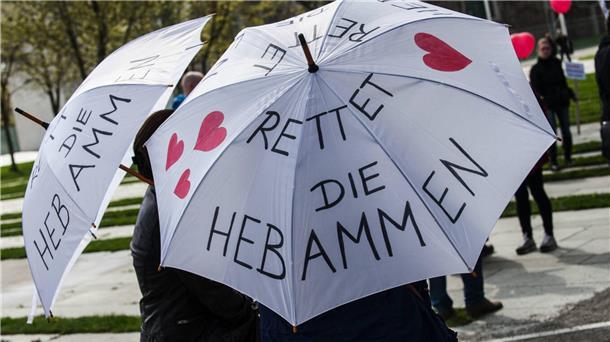 Rettet die Hebammen: Diesen Hilferuf hat der Kreistag gehört und eine Förderung von Gründerinnen beschlossen.