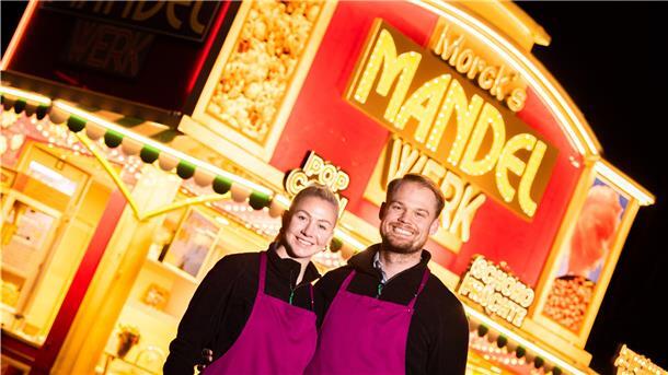 Rettung für „Morcks Mandelwerk“: Mit ihrem neuen Verkaufswagen sind Vanessa Beer und Marius Morck auf dem Parkplatz des Edeka-Centers an der Schiffdorfer Chaussee untergekommen.