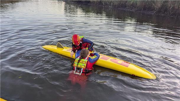 Rettung von Personen mit dem SUP (Stand-Up-Paddleboard).