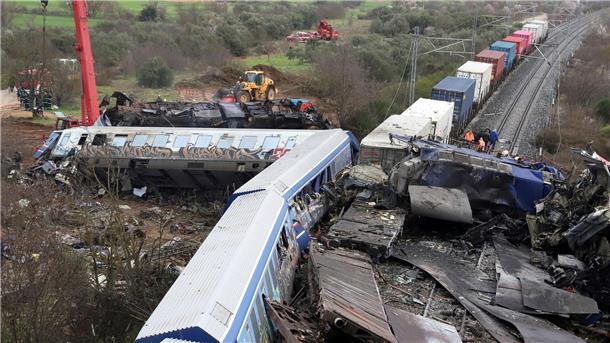 Viele Tote nach Zug-Zusammenstoß in Griechenland Rettungsarbeiten am Unfallort. Die vorderen Waggons beider Züge wurden durch den Aufprall geradezu zusammengefaltet.