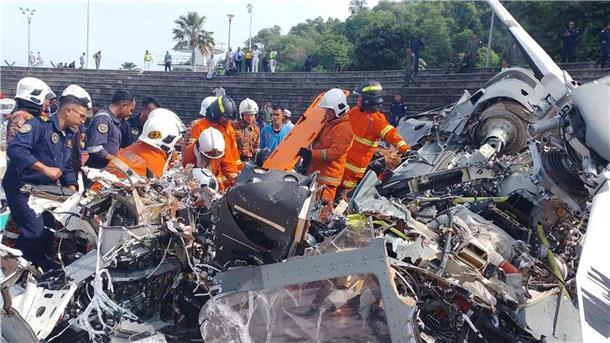 Tragödie bei Probeflug: Zehn Opfer nach Hubschrauber-Crash Rettungsdienst und Feuerwehr inspizieren die Absturzstelle.