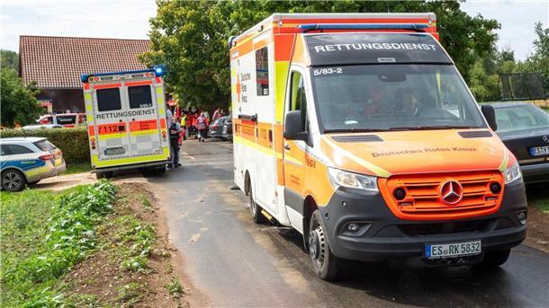 Ein Toter und Verletzte - Blitz schlägt an Ausflugslokal ein Rettungsdienste nahe der Unglücksstelle. in Unterensingen.