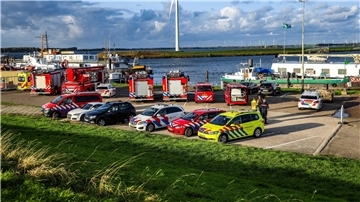 Rettungsdienste sind am Volkerak im Einsatz, nachdem ein Boot gekentert ist.