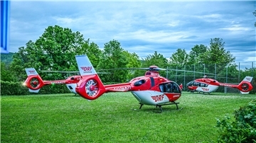 Rettungshubschrauber stehen auf einer Wiese in der Nähe der Turnhalle in Remshalden.
