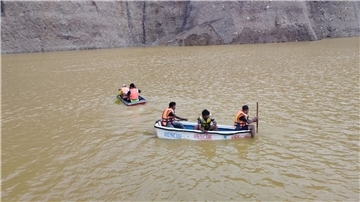 Rettungskräfte an der Stelle des Erdrutsches in einer Jademine in Myanmar.