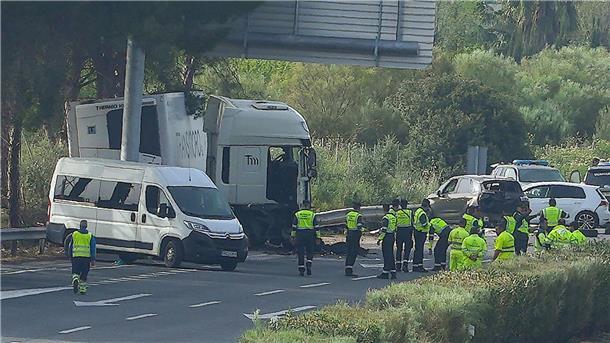 Rettungskräfte an der Unfallstelle an der  Autobahn AP-4 unweit von Sevilla im Süden des Landes.