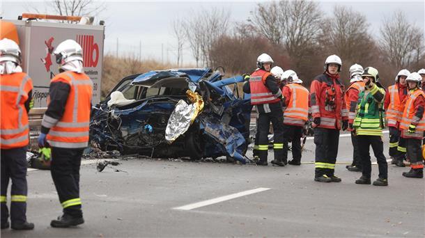 Zwei Tote bei Geisterfahrer-Unfall Rettungskräfte an der Unfallstelle auf der Autobahn 4. Bei einem Geisterfahrer-Unfall kamen hier zwei Menschen ums Leben.
