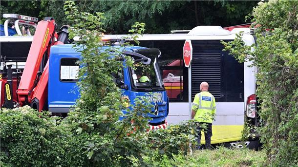 Zwei Tote bei Busunfall in Frankreich Rettungskräfte an der Unfallstelle in Mézières-Sur-Seine.