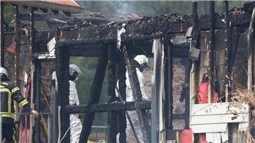Rettungskräfte an der Unglücksstelle. Bei einem Feuer in einer Ferienunterkunft starben elf Menschen.