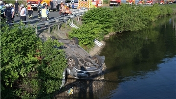 Rettungskräfte arbeiten an der Unfallstelle am Fluss Lenne.