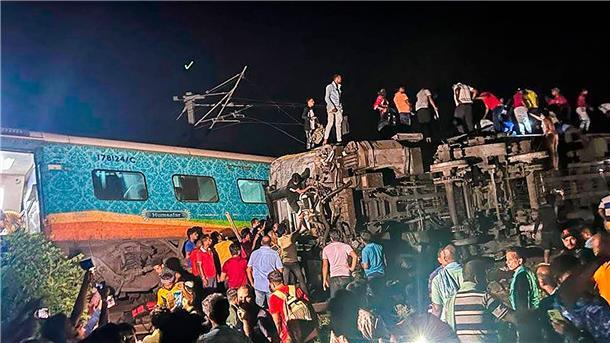Schweres Bahnunglück erschüttert Indien Rettungskräfte arbeiten an der Unglückstelle.