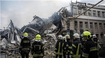 Rettungskräfte arbeiten an zerstörten Gebäuden nach einem Angriff auf Odessa.