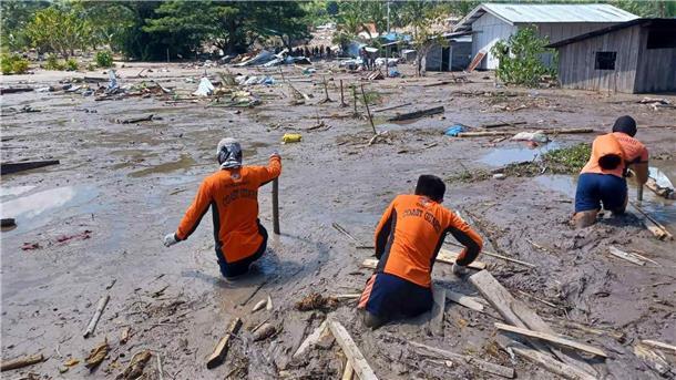 Rettungskräfte auf der Suche nach Vermissten im Süden der Philippinen.
