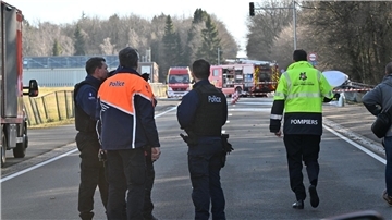 Rettungskräfte begutachten Absturzstelle des Kleinflugzeuges in der belgischen Stadt Spa.