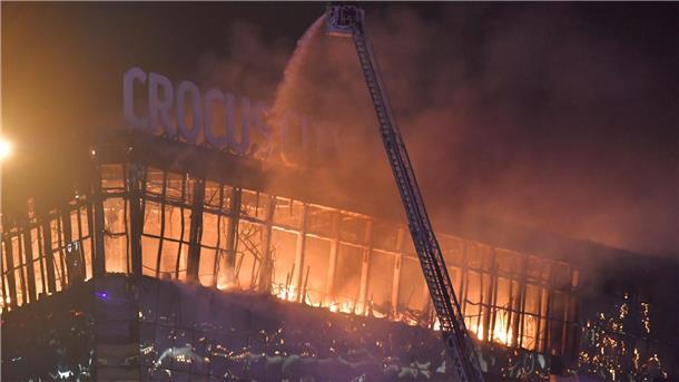 Mehr als 60 Tote bei Anschlag in Moskau - Suche nach Tätern Rettungskräfte bekämpfen ein Brand im Crocus City Hall am westlichen Rand von Moskau. Nach dem Angriff auf eine Veranstaltungshalle in der Region Moskau hat der russische Inlandsgeheimdienst FSB laut Agentur Interfax Tote und Verletzte bestätigt.