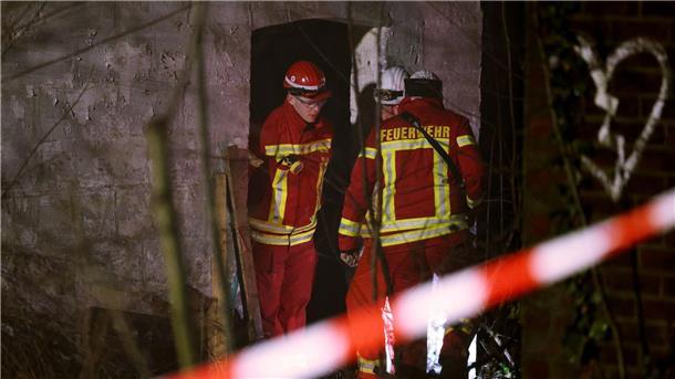 Tunnel bereiten Polizei in Lützerath Probleme Rettungskräfte beraten vor eine Gebäude, in dem sich Personen in einem Tunnel verschanzt haben.