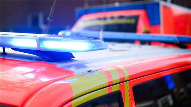 Rettungskräfte brachten den 34-Jährigen mit schweren Verletzungen in ein Krankenhaus. (Symbolbild)