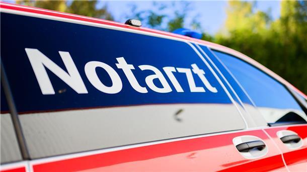 Auto touchiert Baum – Fahrer wird lebensgefährlich verletzt Rettungskräfte brachten den Verletzten in eine Klinik. (Symbolbild)