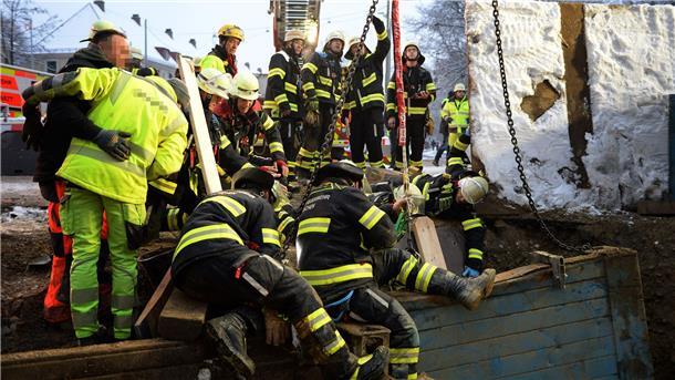 Rettungskräfte der Feuerwehr sind am Unfallort im Einsatz.