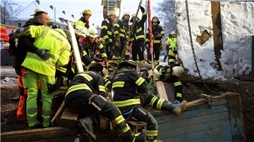Rettungskräfte der Feuerwehr sind am Unfallort im Einsatz.