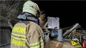 Rettungskräfte der Feuerwehr sind am Unglücksort im Einsatz. Ein deutscher Reisebus ist bei Schladming über eine Böschung gestürzt.