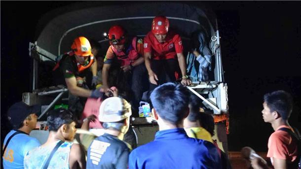 Rettungskräfte helfen Bewohnern des Dorfes Maco sich nach dem Erdrutsch in Sicherheit zu bringen.