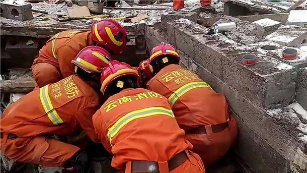 Erdrutsch in China - Zahl der Toten steigt Rettungskräfte im Dorf Liangshui.