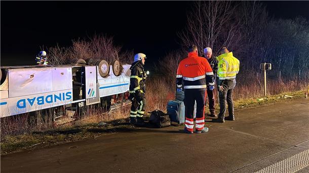 Reisebus auf der A2 umgekippt - 35 Menschen verletzt Rettungskräfte im Einsatz auf der Autobahn.