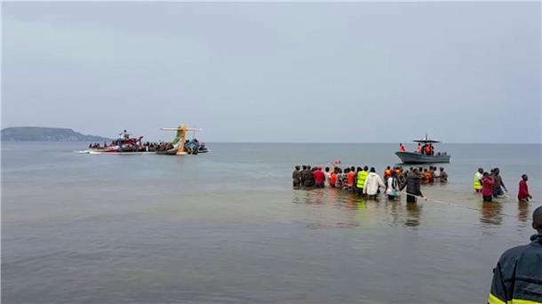 Rettungskräfte in Booten arbeiten nach dem Absturz eines Flugzeugs am Unglücksort.