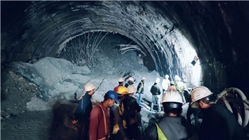 Rettungskräfte in dem eingestürzten Straßentunnel im nordindischen Uttarakhand, in dem etwa 40 Arbeiter verschüttet wurden.